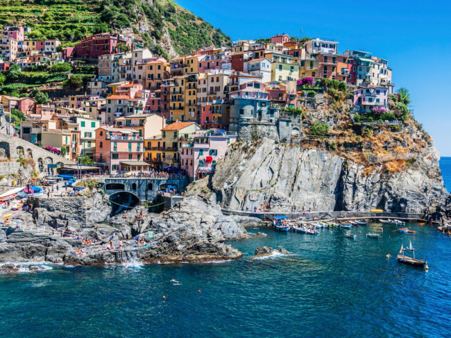 Cuộc sống dường như trôi đi chậm hơn tại ngôi làng ven biển Cinque Terre ở Italia. Những con đường lát đái sỏi là nơi lý tưởng để bạn thả hồn một mình.
