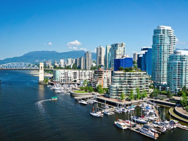 Vancouver là thành phố trẻ ở Canada với dân số đa dạng. Cuộc sống ở nơi đây rất náo nhiệt với nhiều không gian ngoài trời như công viên Stanley.