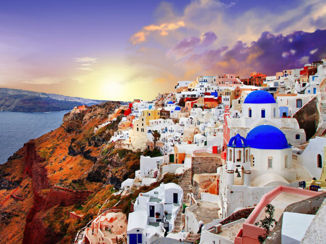 Đi dạo qua những ngôi nhà màu xanh trắng khiến chuyến đi du lịch tới các hòn đảo ở Hi Lạp rất phù hợp với du khách độc thân. Bạn cũng có thể thư giãn trên bãi biển hay đi thuyền ngắm cảnh các hòn đảo xung quanh.