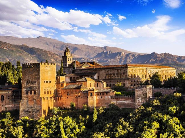 Cách tốt nhất để khám phá khu lâu đài và pháo đài cổ Alhambra ở Granada, Tây Ban Nha là đi một mình cùng với hướng dẫn viên du lịch.