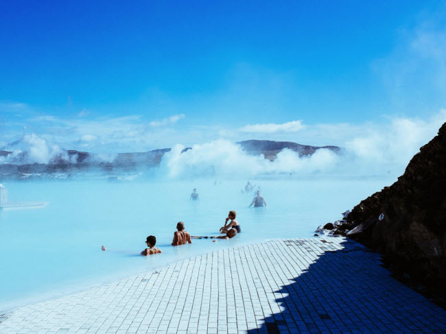 Iceland nổi tiếng với các dòng sông băng, thác nước tuyệt đẹp. Đây là địa điểm lý tưởng cho những người thích thiên nhiên và không gian yên tĩnh. Iceland còn có spa nước nóng nổi tiếng thế giới ở Blue Lagoon.