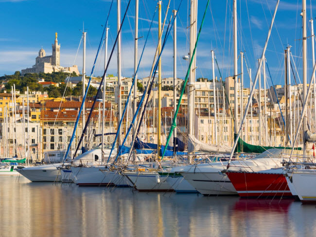 Thành phố cảng Marseille (Pháp) có nhiều di tích lịch sử từ nhà thờ, tu viện cho đến pháo đài cổ. Bạn có thể đi bộ dọc đường ven biển và ngắm những con tàu ở phía xa.