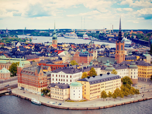 Thành phố Stockholm ở Thụy Điện rất cổ kính và thanh bình. Bạn có thể khám phá cảnh đẹp nơi đây bằng cách đạp xe hay chèo thuyền dọc các con kênh.