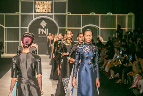 Tóc Tiên “thiêu đốt” ánh nhìn trong lần đầu catwalk - 10