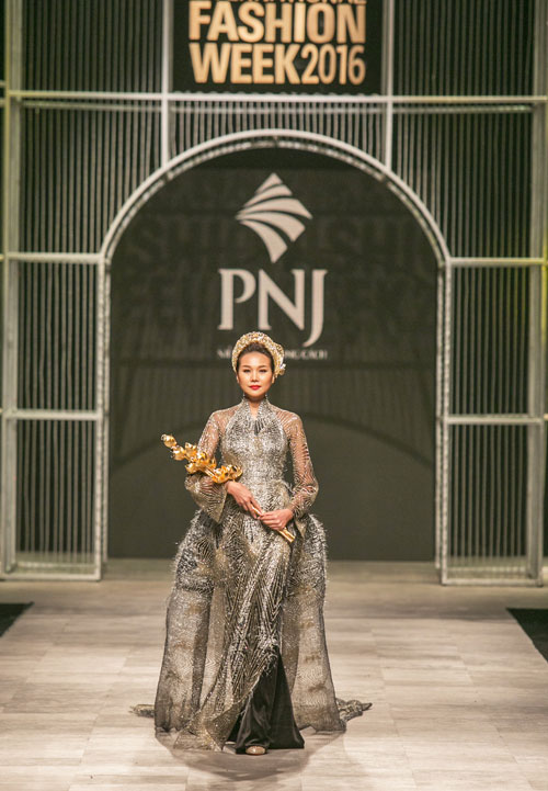 Tóc Tiên “thiêu đốt” ánh nhìn trong lần đầu catwalk - 4