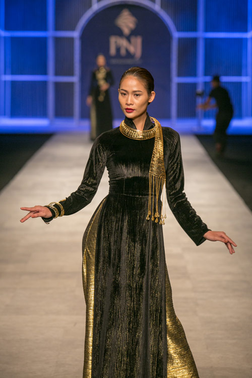 Tóc Tiên “thiêu đốt” ánh nhìn trong lần đầu catwalk - 7