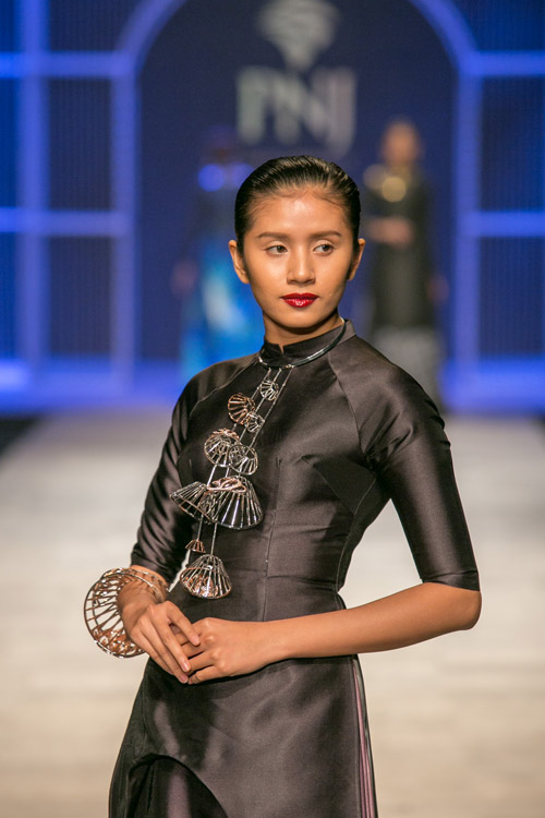 Tóc Tiên “thiêu đốt” ánh nhìn trong lần đầu catwalk - 8