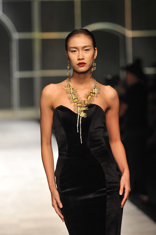 Tóc Tiên “thiêu đốt” ánh nhìn trong lần đầu catwalk - 9