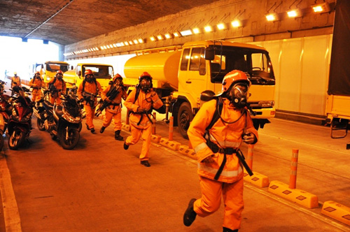 Đóng cửa hầm vượt sông Sài Gòn để diễn tập cứu nạn - 1