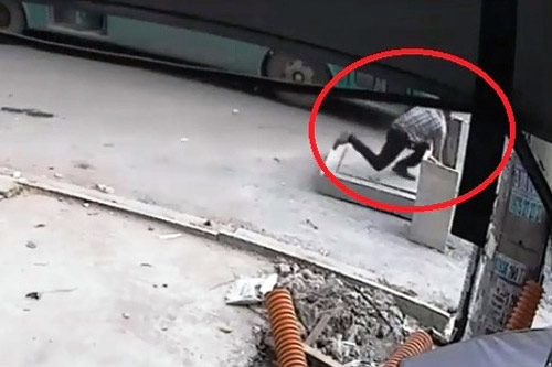 Vụ đón xe buýt lọt hố ga: Xác định nguyên nhân tử vong - 1