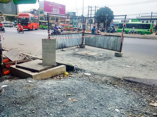 Vụ đón xe buýt lọt hố ga: Xác định nguyên nhân tử vong - 2