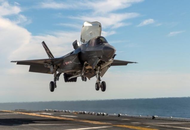 Tiêm kích F-35 lần đầu hạ cánh thẳng đứng trên tàu đổ bộ - 1