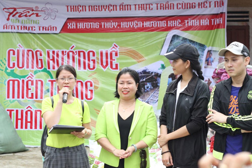 Sao Việt cùng Ẩm thực Trần tặng quà cho bà con vùng lũ - 1