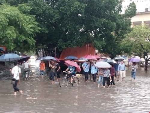 Cho học sinh nghỉ học đối với vùng bị lũ lụt - 1