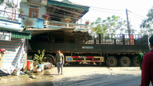 Ô tô tải lao vào nhà dân, 2 mẹ con tử vong tại chỗ - 1