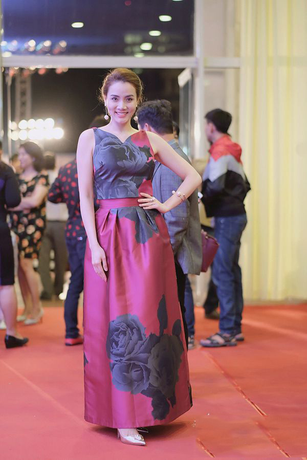 HH Giáng My, Chi Pu diện váy voan mỏng tang phô ngực đầy - 4