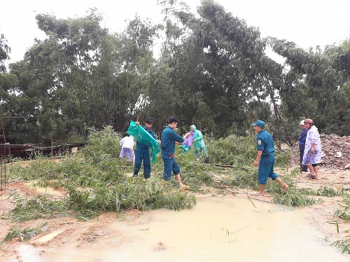 Bờ sông Hà Thanh sạt lở, nhà dân trôi tuột xuống sông - 2