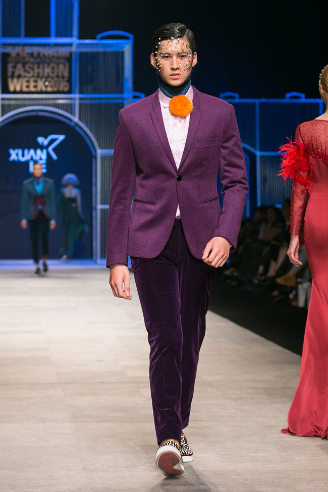 Chi Pu hờ hững vai trần dắt chó 1000 USD lên sàn catwalk - 11