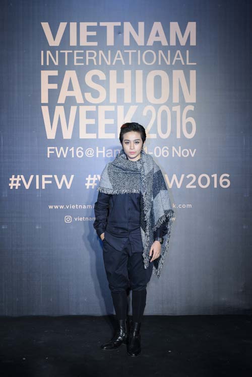 Dàn hoa, á hậu kiêu sa trên thảm đỏ Vietnam International Fashion Week - 5