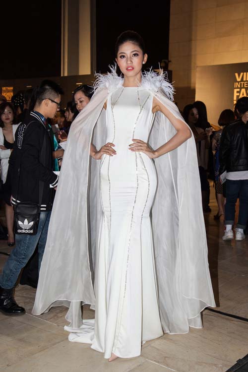 Dàn hoa, á hậu kiêu sa trên thảm đỏ Vietnam International Fashion Week - 3