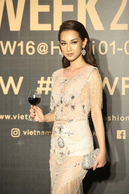 Dàn hoa, á hậu kiêu sa trên thảm đỏ Vietnam International Fashion Week - 11