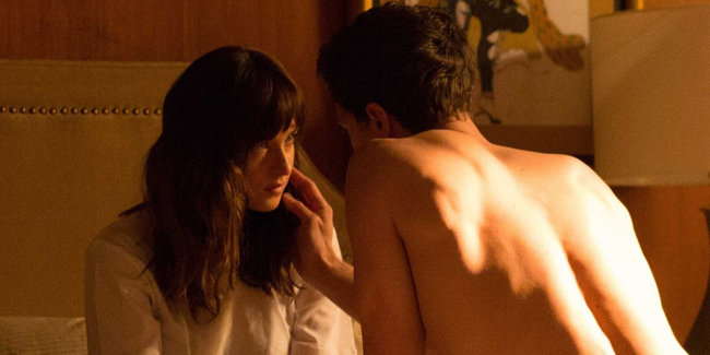 Phim xoay quanh đời sống tình dục của tỷ phú bạo dâm Christian Grey (Jamie Dornan) với cô sinh viên ngây thơ Anastasia Steele (Dakota Johnson).