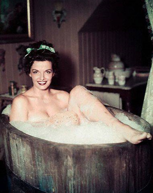 Dù bị cấm chiếu song The Outlaw vẫn gây sốt tại nhiều rạp lớn ở Mỹ. Bộ phim đem lại danh tiếng cho Jane Russell và giúp cô trở thành một trong những “biểu tượng sex” trên màn ảnh Hollywood thập niên những năm 40 và 50.