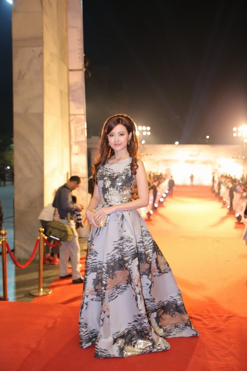 Midu, Nam Em đẹp lộng lẫy trên thảm đỏ Hà Thành - 3