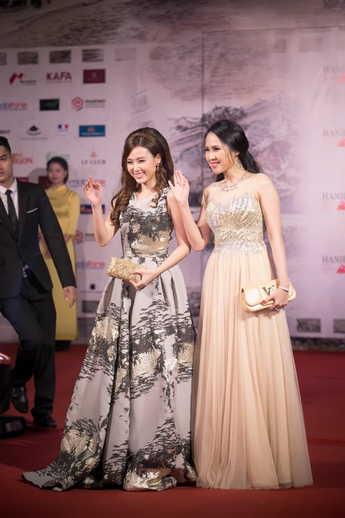 Midu, Nam Em đẹp lộng lẫy trên thảm đỏ Hà Thành - 3