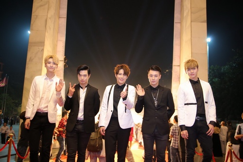 Midu, Nam Em đẹp lộng lẫy trên thảm đỏ Hà Thành - 4