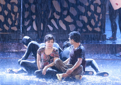 Việt Hương khóc nức nở vì hàng ngàn khán giả đội mưa 2 tiếng xem hát - 1