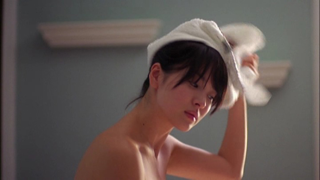 Nổi tiếng với vai diễn trong sáng, thánh thiện, ít ai ngờ tới Song Hye Kyo cũng từng đóng phim 18+ với nhiều cảnh quay nóng bỏng gây sốt. Bộ phim đáng chú ý nhất là Fetish (2008).