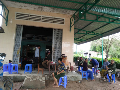 Dùng chài lưới, đổ dầu nhớt xuống vực tìm HS nghi lũ cuốn - 2