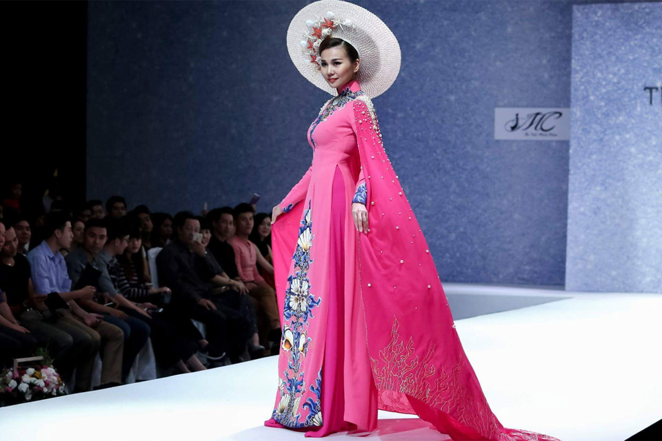 Mỹ nhân Việt"trẹo cổ" vì những chiếc khăn mấn khổng lồ - 3