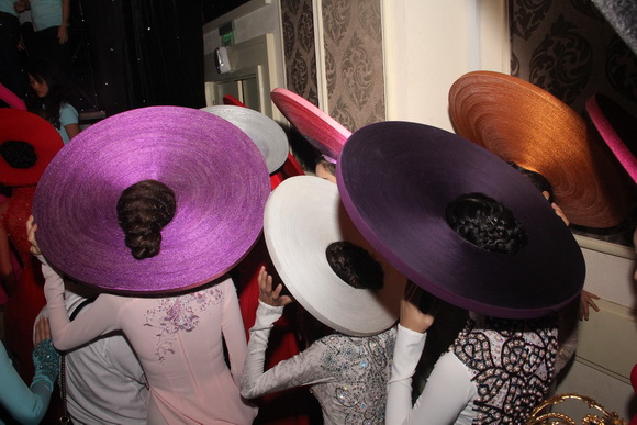 Mỹ nhân Việt"trẹo cổ" vì những chiếc khăn mấn khổng lồ - 5