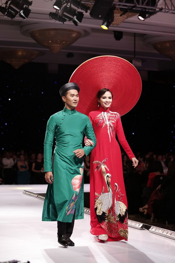 Mỹ nhân Việt"trẹo cổ" vì những chiếc khăn mấn khổng lồ - 6