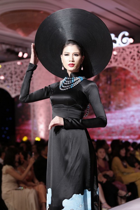 Mỹ nhân Việt"trẹo cổ" vì những chiếc khăn mấn khổng lồ - 8