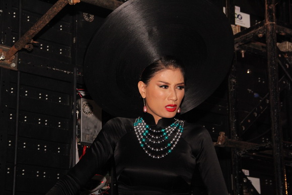 Mỹ nhân Việt"trẹo cổ" vì những chiếc khăn mấn khổng lồ - 9