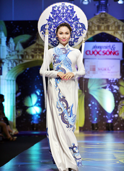 Mỹ nhân Việt"trẹo cổ" vì những chiếc khăn mấn khổng lồ - 3