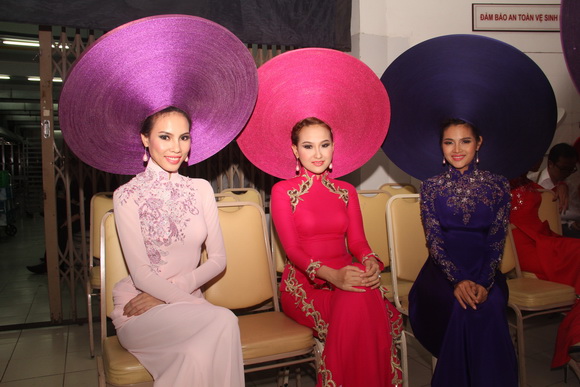 Mỹ nhân Việt"trẹo cổ" vì những chiếc khăn mấn khổng lồ - 4