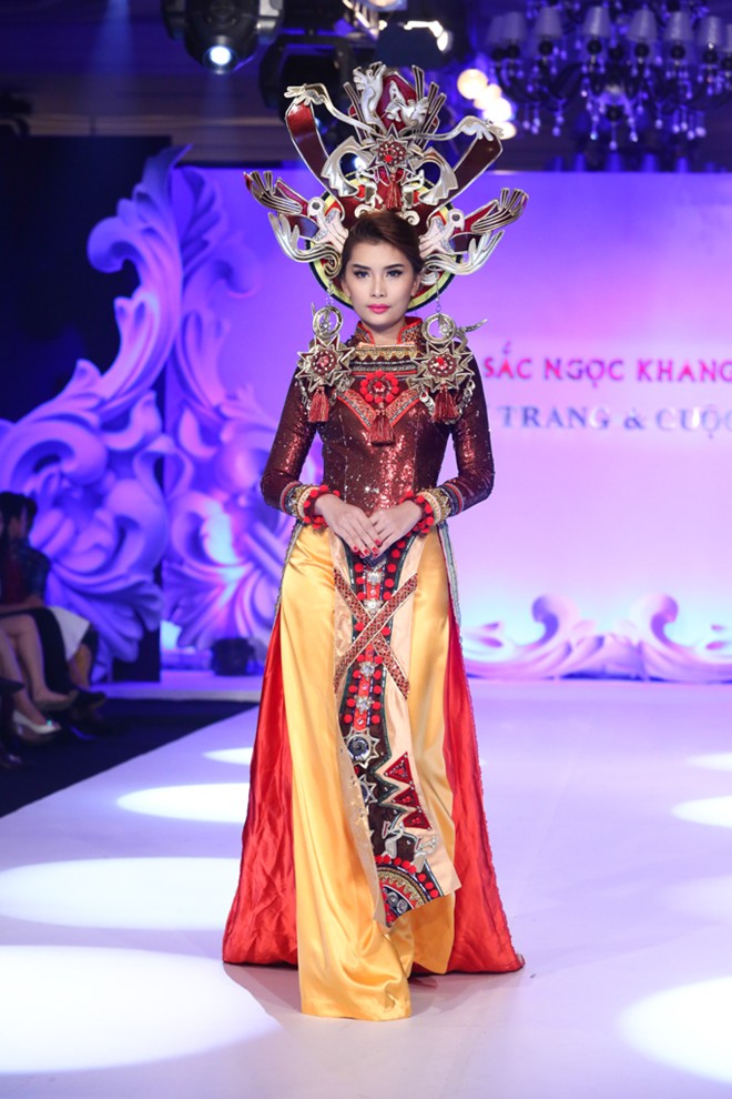 Mỹ nhân Việt"trẹo cổ" vì những chiếc khăn mấn khổng lồ - 5