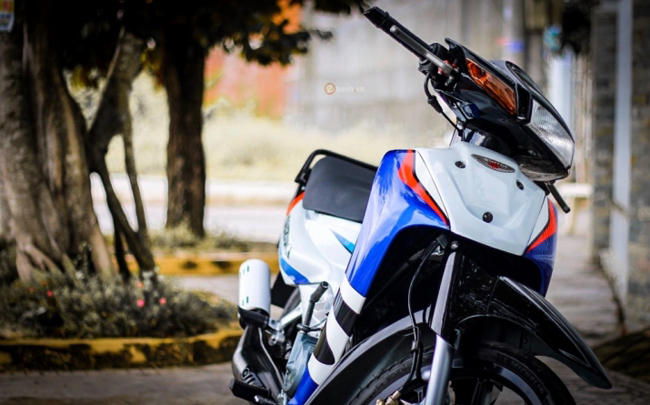 Với cái tên thường hay gọi " Satria đầu dẹt " , ở bản độ này , chủ xe dường như chỉ muốn thay đổi các chi tiết trên xe mà không muốn làm mất đi vóc dáng nguyên bản ở dàn ngoài
