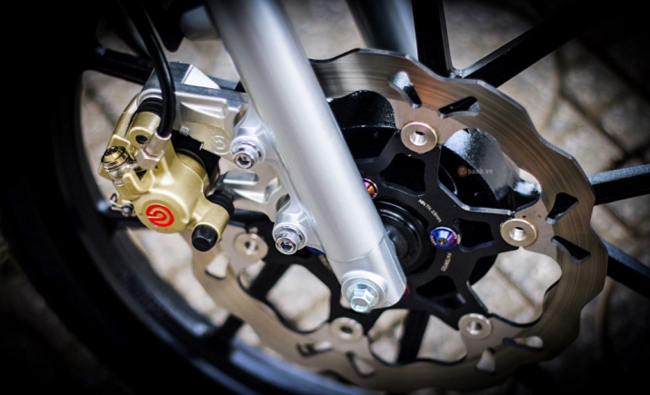 Bánh xe trước nổi bật với mâm Daytona đi cùng cụm phanh trước heo Brembo và đĩa Galfer, tất cả đều được làm bằng kim loại sáng không gỉ
