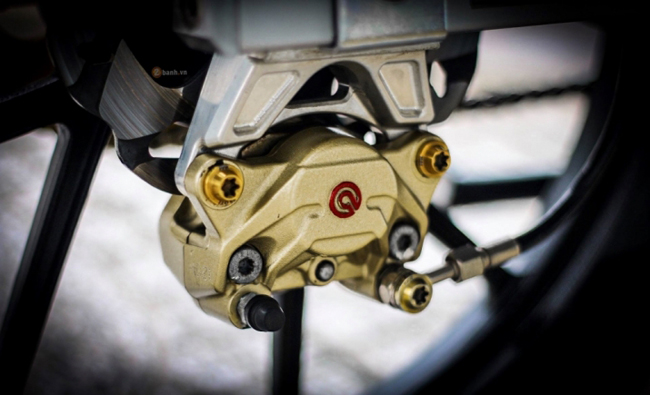 Trái ngược hoàn toàn với bánh xe trước, phanh sau cũng sử dụng heo Brembo 2 pis đối xứng hàng hiệu với pát quay ngược độc đáo
