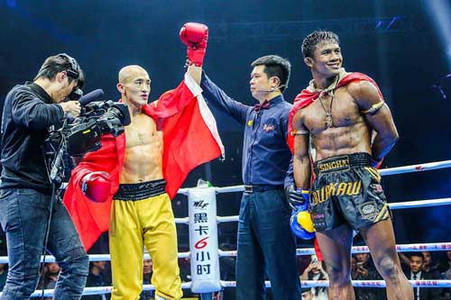 Báo Thái, Trung Quốc: Yilong thắng "bẩn", Buakaw bị "dính đòn" - 5