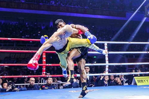 Báo Thái, Trung Quốc: Yilong thắng "bẩn", Buakaw bị "dính đòn" - 6