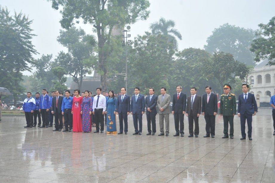 Chủ tịch Hà Nội đặt vòng hoa tưởng niệm tại tượng đài Lê Nin - 1
