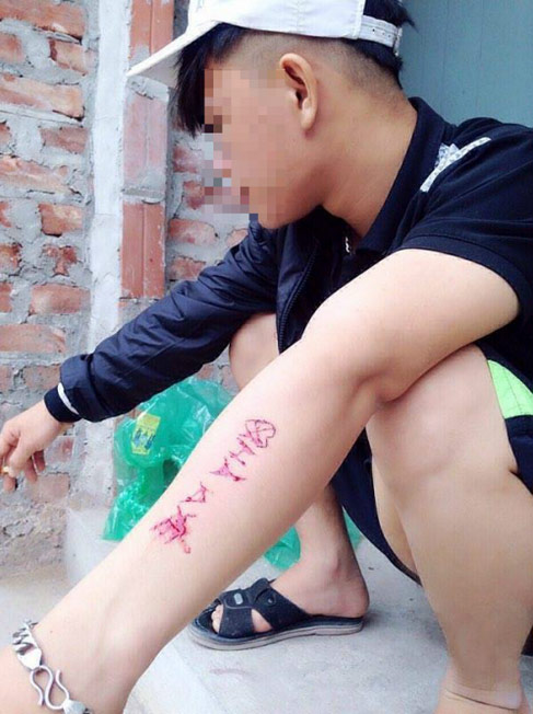 Gặp 9X dùng dao rạch tay khắc tên níu kéo tình đầu - 2