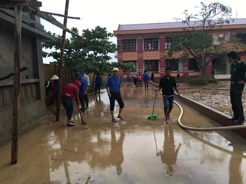 Học sinh vùng lũ Quảng Bình được hỗ trợ 5 năm học phí - 1