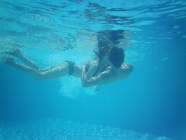 Cảnh hôn ấn tượng của cặp “tiên đồng ngọc nữ” màn ảnh Việt dưới bể bơi.